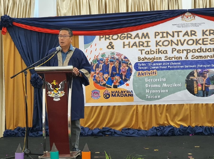 Bukit Semuja assemblyman John Ilus speaking at the Smart Creative Programme and Convocation Day held at the Sarawak Government Administrative Center (PPKS) in the Serian Division. - File pic credit (UKAS)