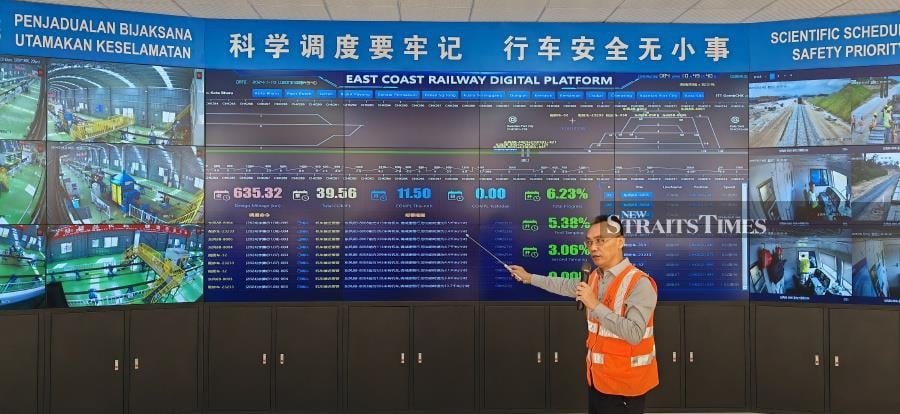 ECRL Section 10 general manager Wu Lizhu provided a briefing at the Construction Railway Operation Control Center (CROCC) at Kuantan Port City (KPC) station in Gebeng, Kuantan.- NSTP/T.N. Alagesh