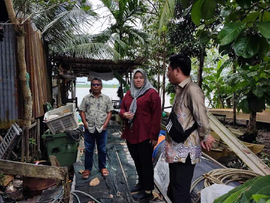The living conditions of an impoverished family’s home in Sri Aman caught the attention of Lingga Assemblywoman Dayang Noorazah Awang Sohor. - File pic credit (UKAS)