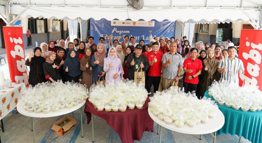 KTYS organised a 'Bubur Lambuk' Distribution Programme at the City Campus, Sembulan. - File pic credit (Sabah Media)
