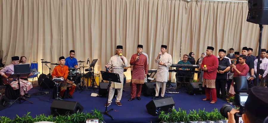  Guests at the Hari Raya Aidilfitri open house hosted by Pahang Menteri Besar Datuk Seri Wan Rosdy Wan Ismail were treated to a series of popular songs belted out by Al-Sultan Abdullah Ri'ayatuddin Al-Mustafa Billah Shah and four princes. — PIC BY NSTP / T. N. ALAGESH