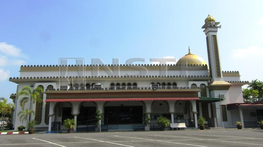 Masjid Daerah Sultan Idris II has a mezzanine level running around the perimeter of the prayer hall.
