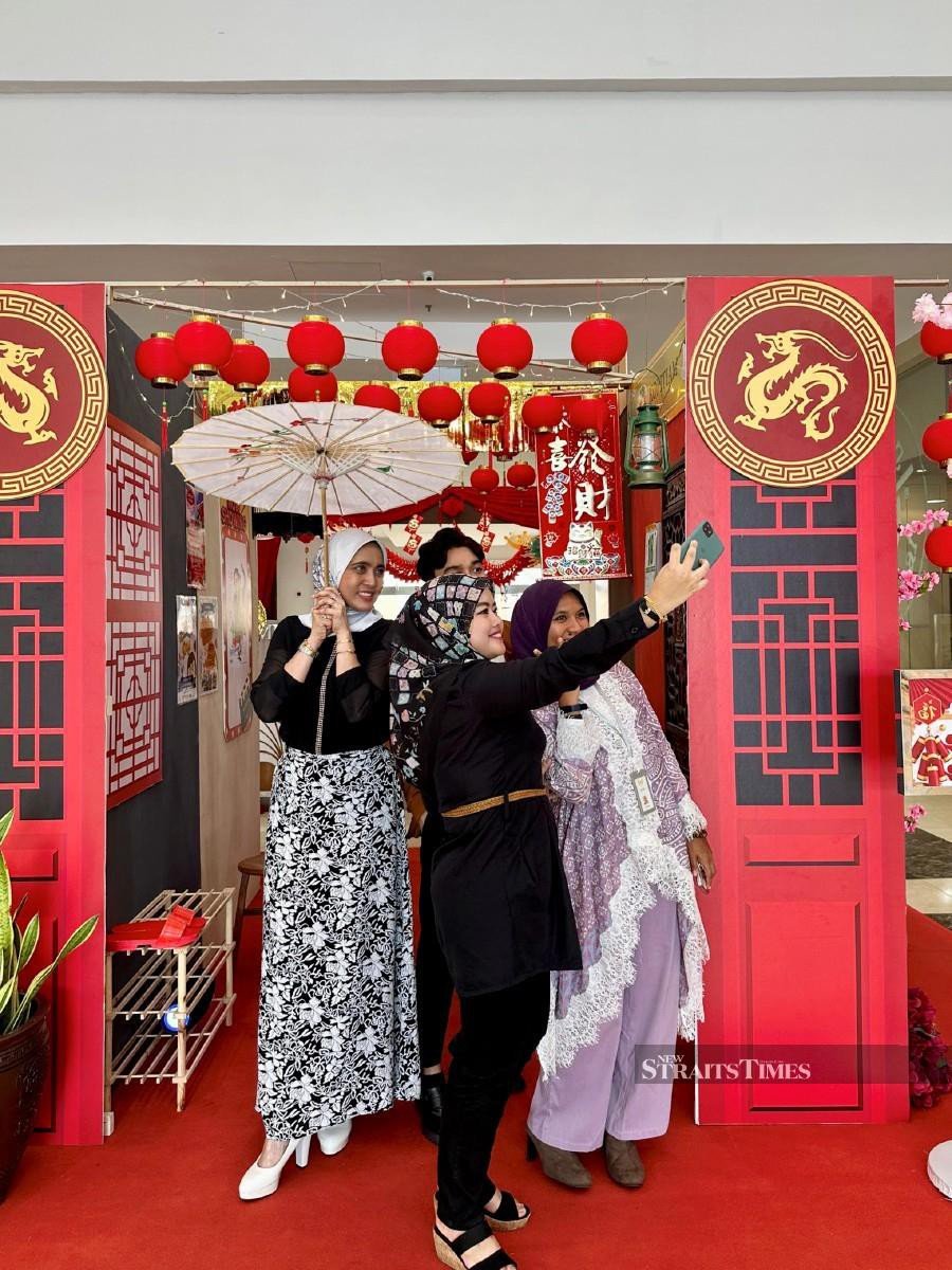 Mesra Mall Kemaman invites the community to celebrate Chinese New Year from Jan 12 to Feb 15, 2024, also featuring enchanting old Shanghai decorations. 