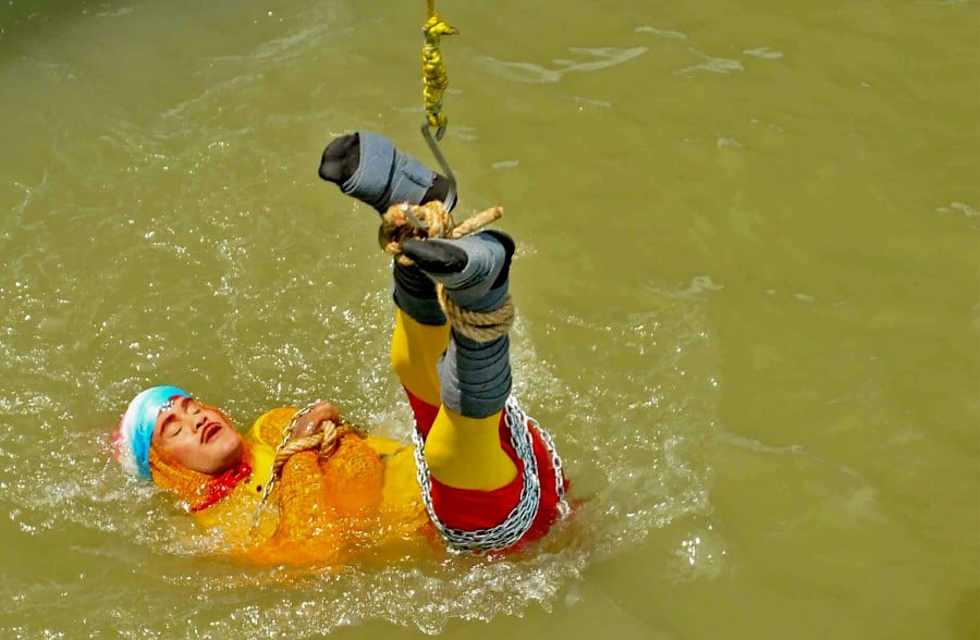 Indian Houdini Drowns After Magic Act Goes Wrong New - 