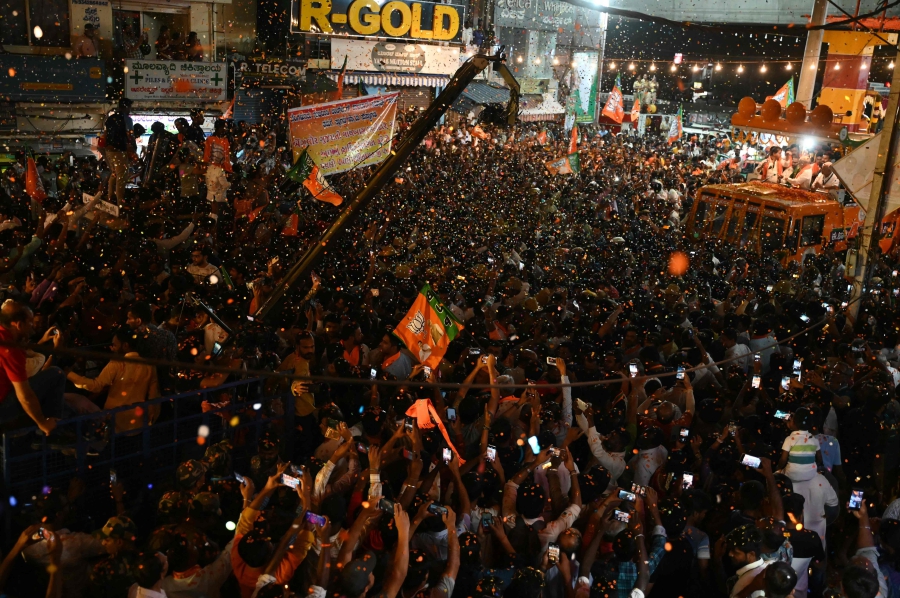 Supporters of the Bharatiya Janata Party (BJP) during a roadshow in Bengaluru. (Photo by Idrees MOHAMMED / AFP)