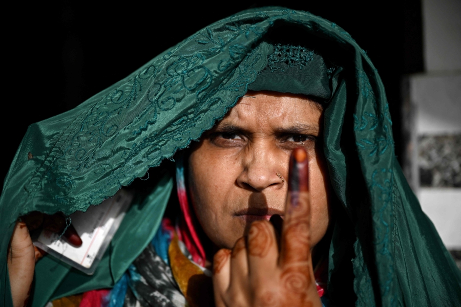 A woman shows her inked finger after casting her ballot to vote in the first phase of India's general election at a polling station in Kairana, Shamli district, in India's Uttar Pradesh state. (Photo by Sajjad HUSSAIN / AFP)