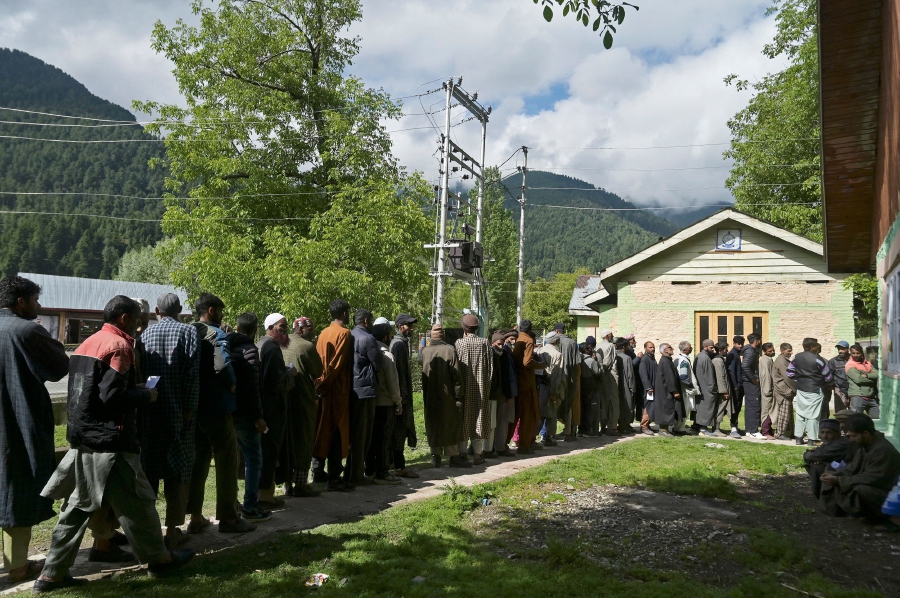 Voters queue up to cast their ballots at a polling station during the fourth phase of voting in India’s general election, in Ganderbal district, northeast of Srinagar. (Photo by TAUSEEF MUSTAFA / AFP)