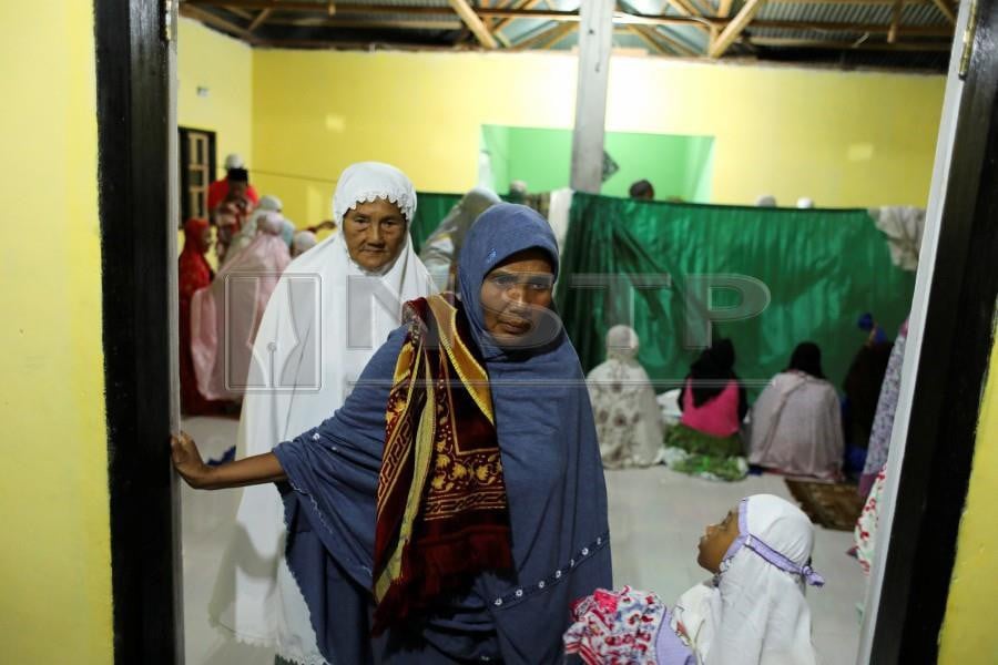 Women victims of the earthquake leave a mosque after praying next to their homeless camp in Palu. Penang Tokoh Maal Hijrah 2018 Kamarudin Abdullah chanted the azan for Zohor prayers in Palu, where the earthquake and subsequent tsunami left mosques without loudspeakers to call Muslims to prayer. (REUTERS)