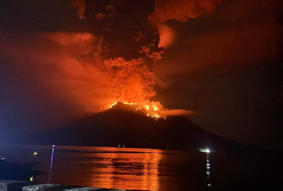 Mount Ruang releasing hot lava and smoke in Sangihe Islands as seen from Sitaro, North Sulawesi. (Photo by Handout / Center for Volcanology and Geological Hazard Mitigation / AFP) 