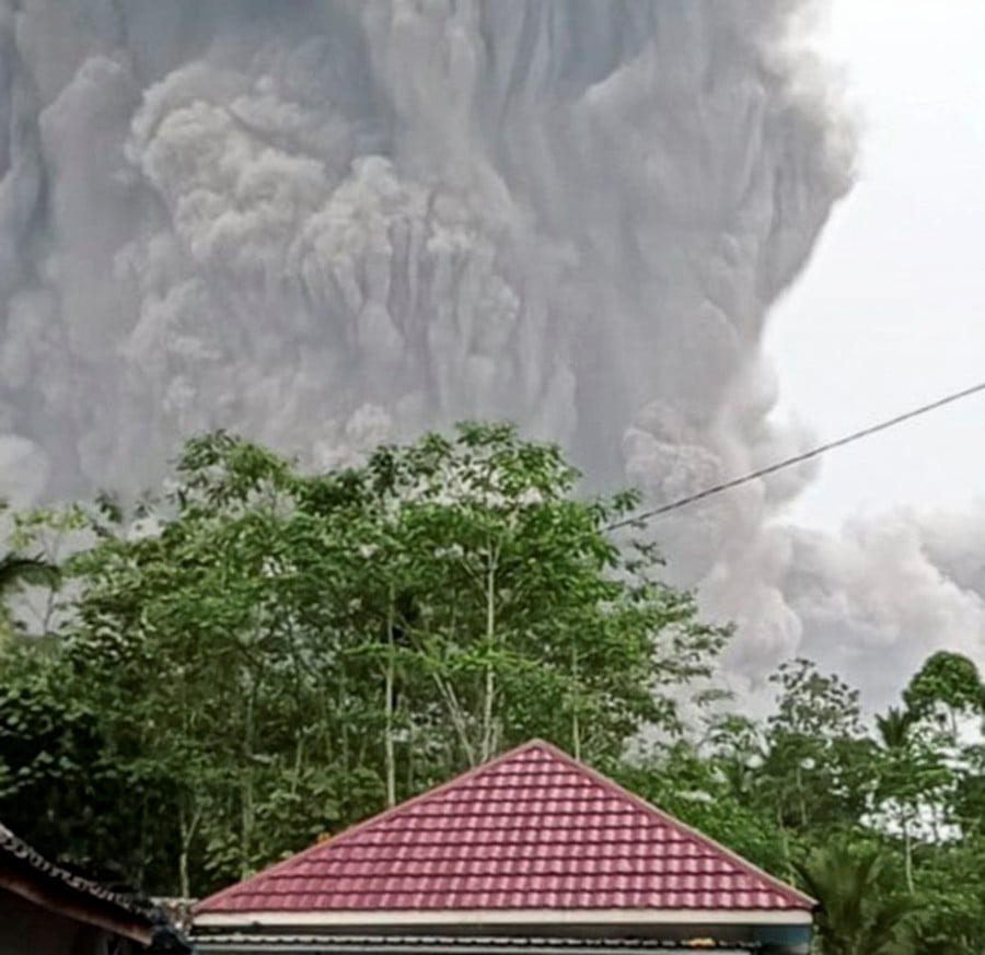 A handout photo made available by the Indonesian National Board for Disaster Management (BNPB) shows Mount Semeru spewing volcanic ash during an eruption in Lumajang, East Java, Indonesia, 04 December 2021. - EPA/Indonesian National Board for Disaster Management (BNPB) 