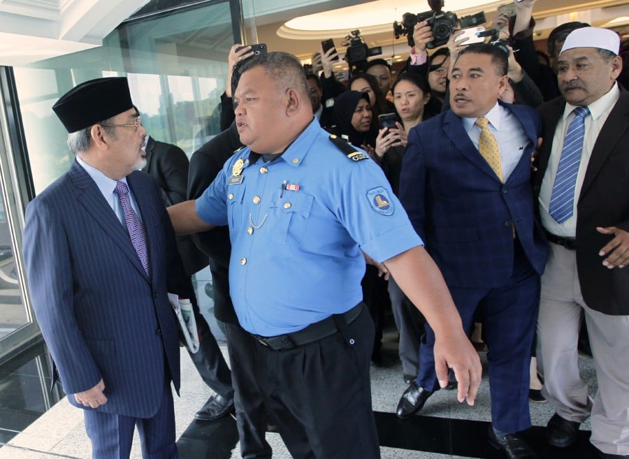 2 Umno Mps In Shouting Match At Parliament Lobby Nsttv