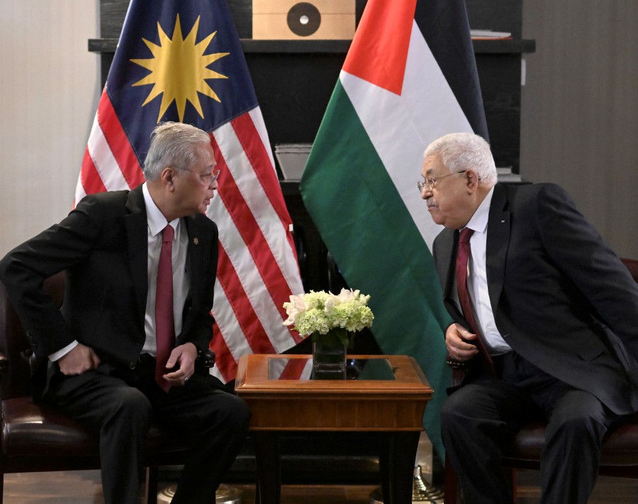 Prime Minister Datuk Seri Ismail Sabri Yaakob and Palestine President Mahmoud Abbas witnessed the signing of the MoUs on the establishment of a Joint Committee Meeting, as well as on the cooperation in the field of health, tourism and Islamic affairs.  - Bernama pic