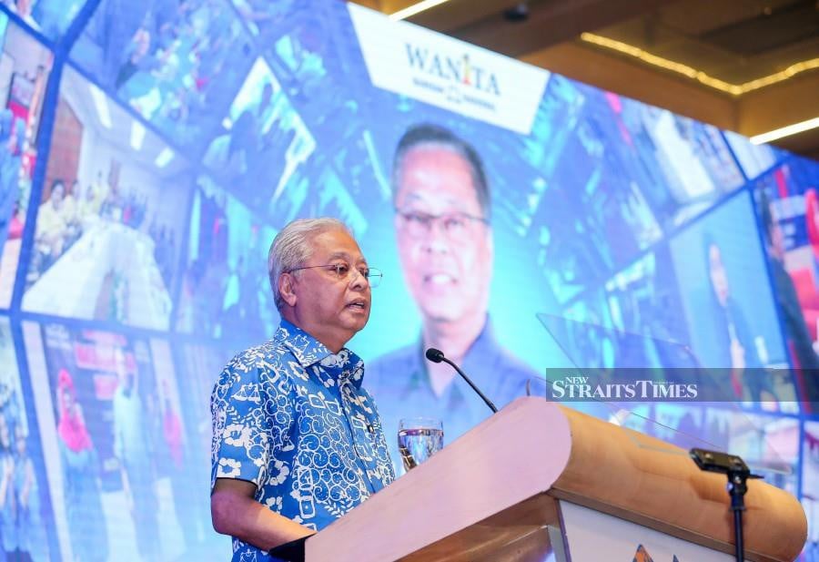 The Prime Minister today reminded Barisan Nasional (BN) top leadership and machinery that they have a duty to rebut and counter the “verbal assault” launched against the present administration. - NSTP/ASWADI ALIAS