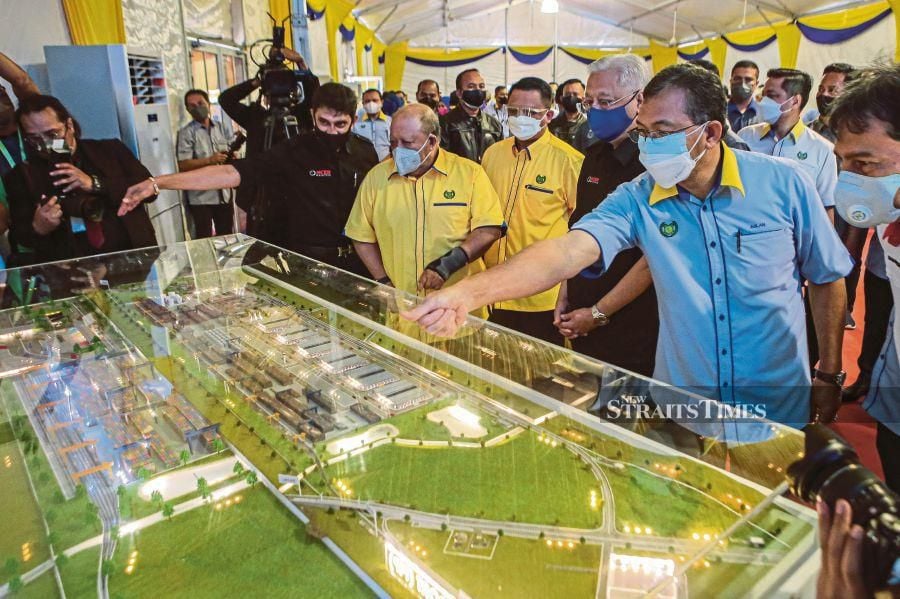 Raja of Perlis Tuanku Syed Sirajuddin Putra Jamalullail (fourth from right) at the launch of the RM1.2 billion project located in CVIA, undertaken via a public-private partnership. With him were Raja Muda Perlis, Tuanku Syed Faizuddin Putra Jamalullail (third from right), Prime Minister Datuk Seri Ismail Sabri Yaakob (second from right) and Perlis Menteri Besar Datuk Seri Azlan Man. -NSTP/LUQMAN HAKIM ZUBIR