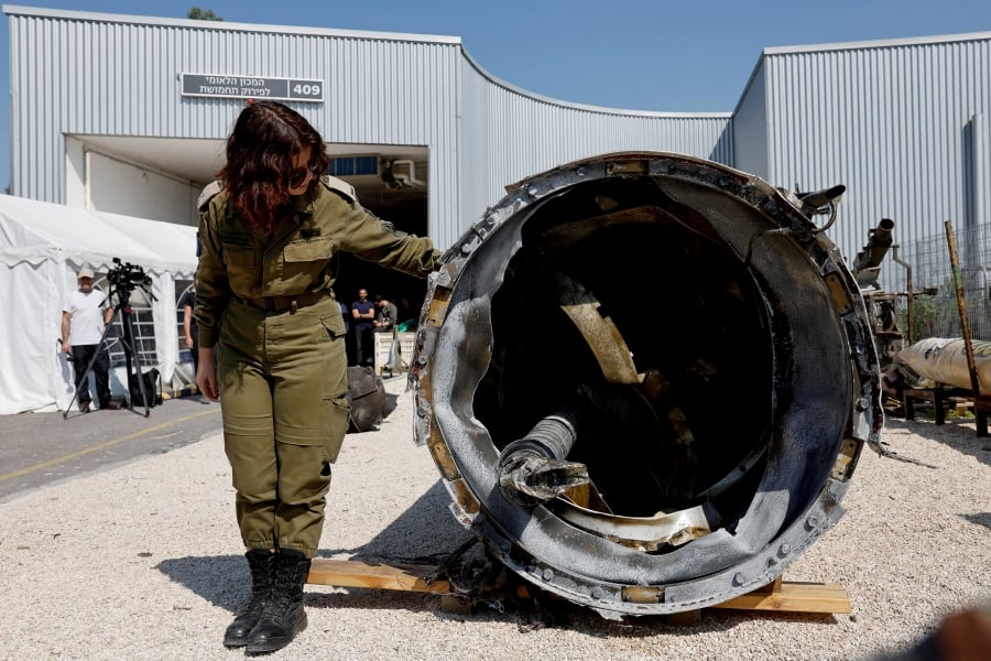 (FILE PHOTO) Israel's military displays what they say is an Iranian ballistic missile which they retrieved from the Dead Sea after Iran launched drones and missiles towards Israel, at Julis military base, in southern Israel. (REUTERS/Amir Cohen/File Photo)
