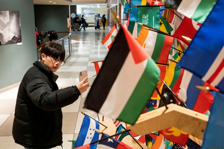 People visit the United Nations Headquarters as delegates of the Security Council delayed for one extra day the vote on a proposal to demand that Israel and Hamas allow aid access to the Gaza Strip. (REUTERS/Eduardo Munoz)