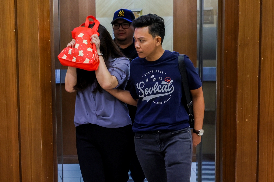 Judge Azman allowed Mou (left) bail of RM6,000 with one surety. She was also ordered to surrender her passport to the court and not intimidate witnesses. - BERNAMA pic