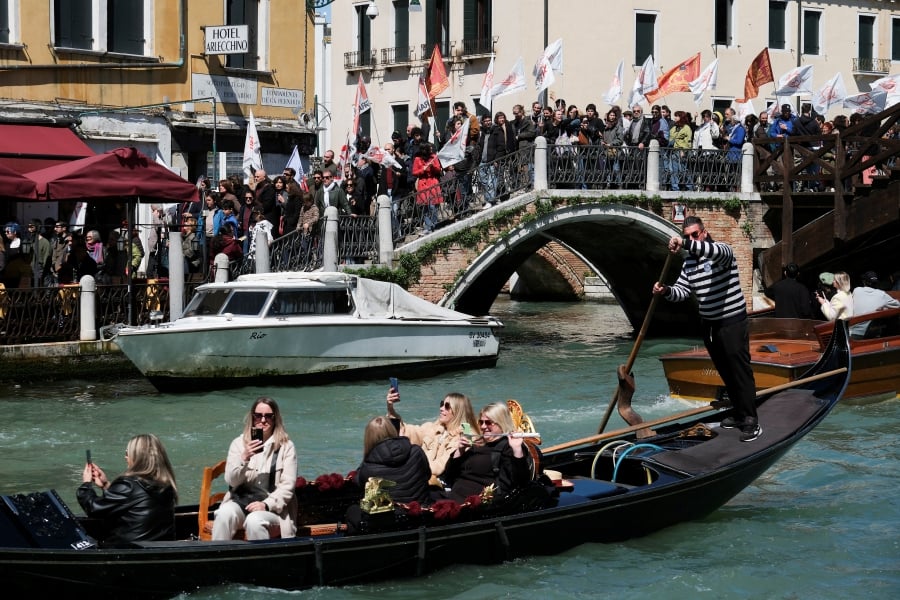 Venice became the first city in the world on Thursday to introduce a payment system for tourists in an effort to thin the crowds that throng the canals during the peak holiday season. (REUTERS/Manuel Silvestri)