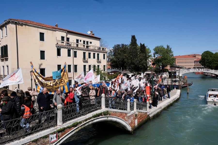 People protest against the introduction of the registration and tourist fee to visit the city of Venice for day trippers introduced by Venice municipality in a move to preserve the lagoon city often crammed with tourists in Venice, Italy. (REUTERS/Manuel Silvestri)