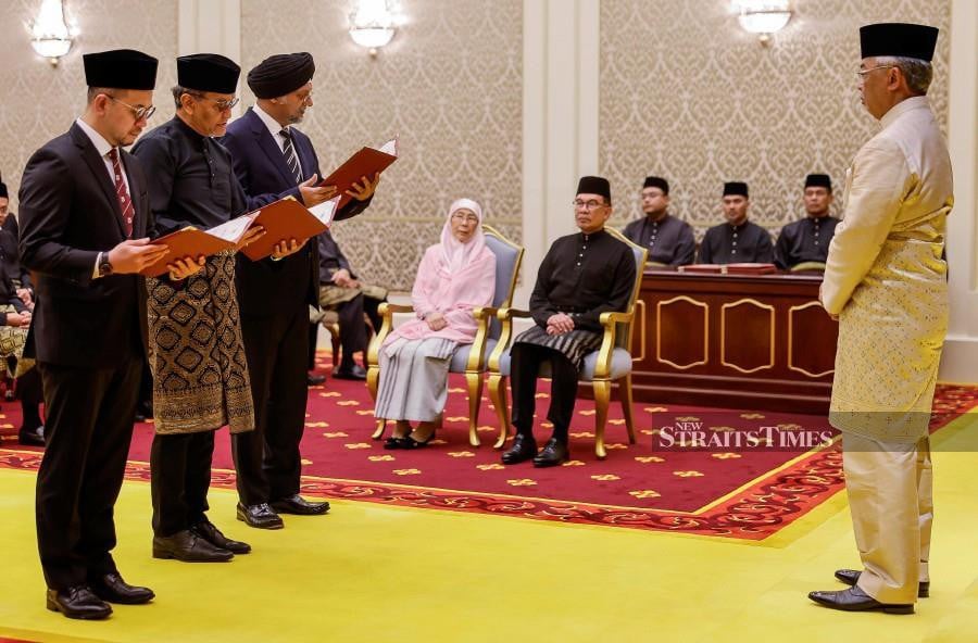 Yang di-Pertuan Agong Al-Sultan Abdullah Ri'ayatuddin Al-Mustafa Billah Shah was pleased to witness the line-up of new Ministers (from left) Human Resources Minister Steven Sim Chee Keong, Health Minister Datuk Seri Dr Dzulkefly Ahmad and Digital Minister Gobind Singh Deo taking the oath of office at the Ceremony of Awarding the Letter of Appointment and the Ceremony of Taking the Oath of Office and Loyalty and the Oath of Secrecy by the Federal Minister at Istana Negara today.- BERNAMA pic