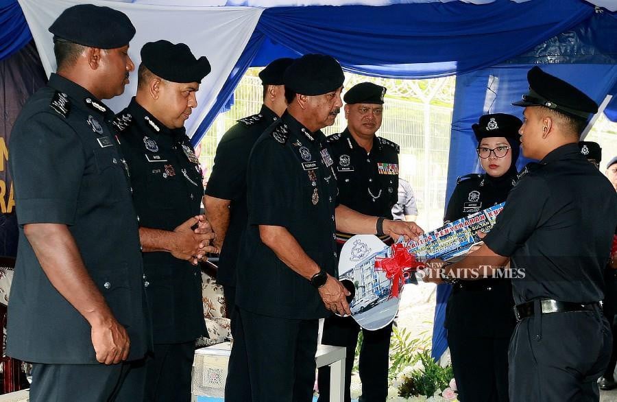 Inspector-General of Police Tan Sri Razarudin Hussain handing over the keys for the Bandar Sultan Suleiman police quarters in Klang, today.NSTP/Faiz Anuar