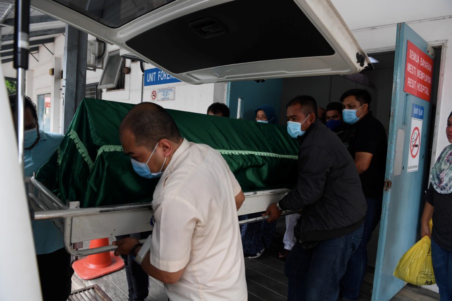 The body of Sharifah Fariesha Syed Fathi, one of the three students who died due to carbon monoxide poisoning, being collected by her family at Hospital Seberang Jaya on Thursday. BERNAMA PIC