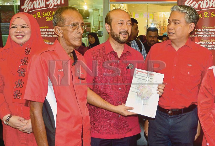 Imanuddin (Right), 44, was Kampung Rim Umno branch chief for five years until his resignation four days ago. He handed over his membership form to PPBM deputy president Datuk Seri Mukhriz Mahathir. Pic by STR/FAIZ ANUAR