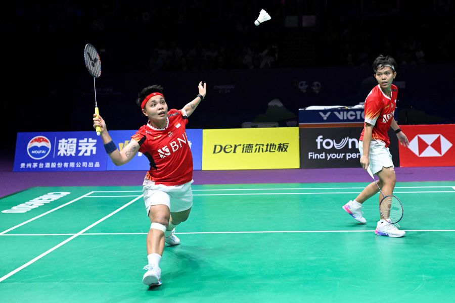Indonesia’s Apriyani Rahayu and Siti Fadia Silva Ramadhanti hits a return to South Korea’s Baek Ha-Na and Lee So-Hee during their women’s doubles semi-final match at the Thomas and Uber Cup badminton tournament in Chengdu, in China’s southwest Sichuan province. - AFP pic