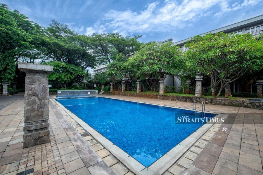 Oakwood Hotel & Apartments Taman Mini Jakarta swimming pool.