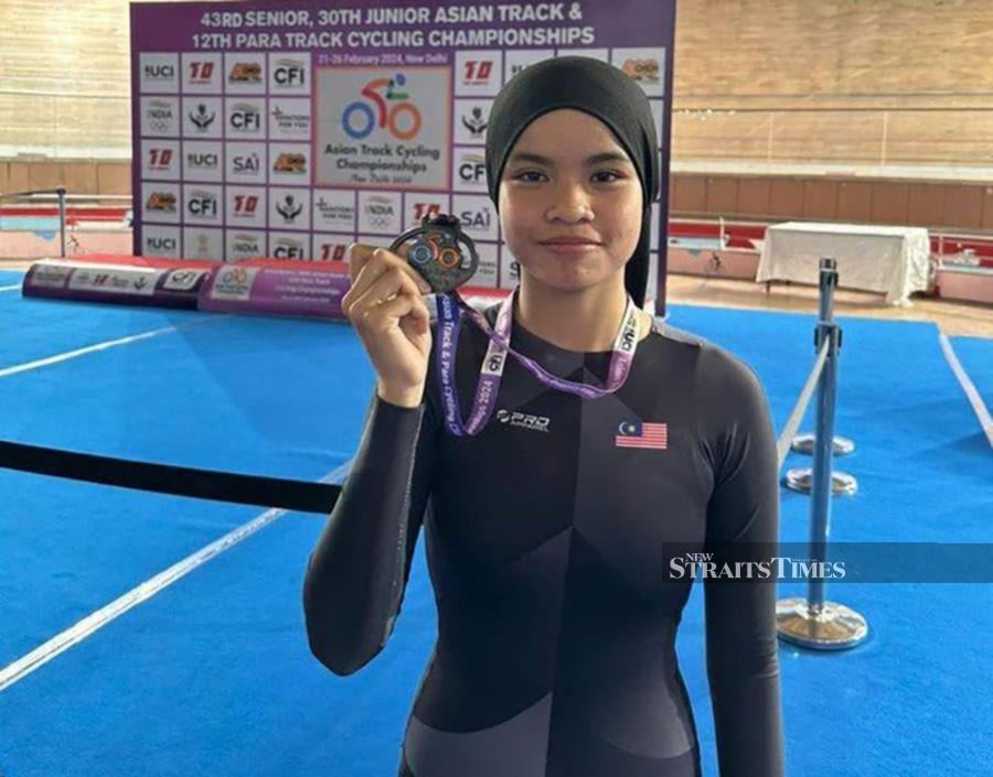 Intan Nur Idrisah Abdul Razak with her medal in the Asian Track Cycling Championships at the Indira Gandhi Velodrome in New Delhi today.
