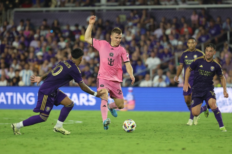 Inter Miami defender Julian Gressel (24) plays the ball defended by Orlando City forward Facundo Torres (10) in the second half at Inter&Co Stadium. - Kim Klement Neitzel-USA TODAY Sports