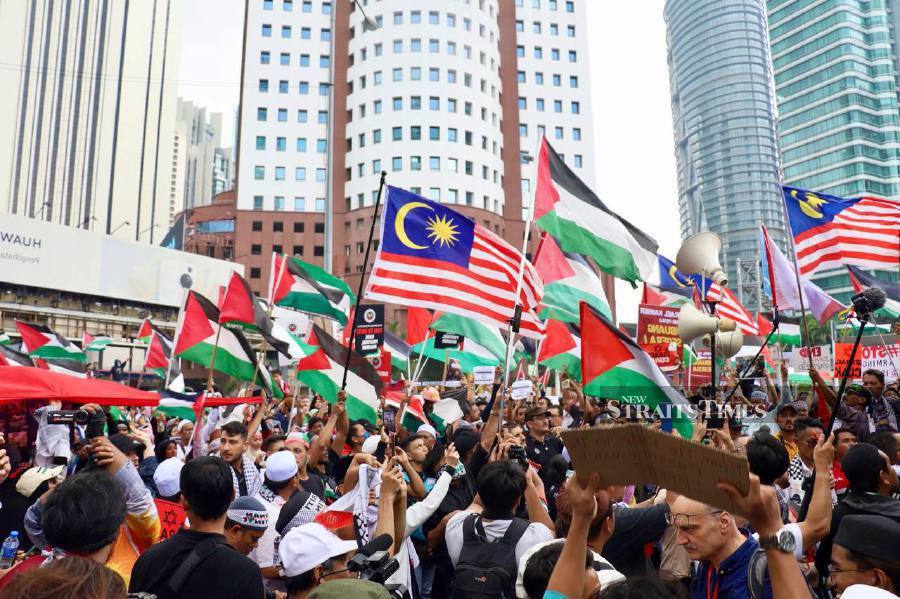 Hundreds clad in white with black-and-white Palestinian chequered keffiyeh participated in a march protest near Masjid Tabung Haji on Jalan Tun Razak to condemn the lethal attack on Al-Ahli Baptist Hospital in Gaza. - NSTP/ AHMAD UKASYAH