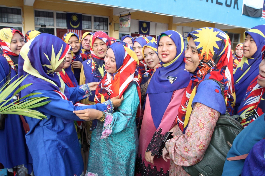 Teachers and staff display love for country by donning Jalur Gemilang ...