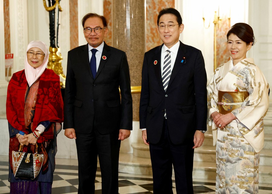 Japan's Prime Minister Fumio Kishida and his wife Yuko Kishida pose with Prime Minister Anwar Ibrahim and his wife Wan Azizah Wan Ismail at Akasaka Palace state guest house in Tokyo, Japan December 16, 2023. REUTERS PIC