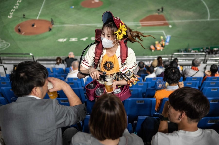 Tokyo Dome Baseball Vendors: The Girls!