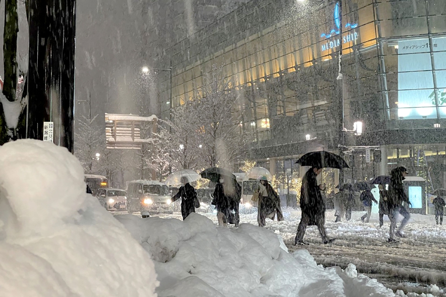 Record heavy snow disrupts Tokyo transit, including flights 