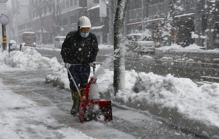 Heavy snowfall kills 8 in Japan