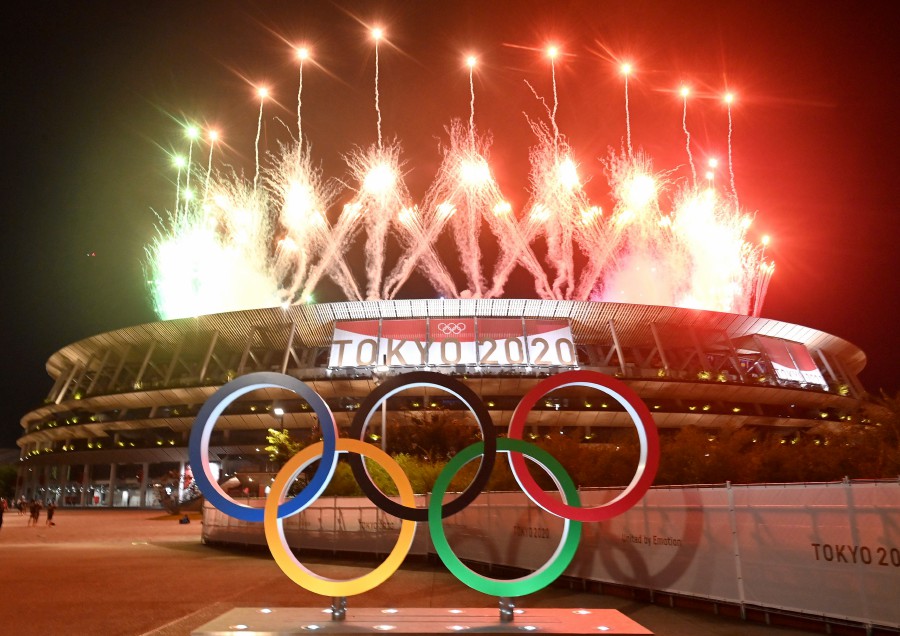 Fireworks explode above the Olympic Stadium during the closing ceremony of the Tokyo 2020 Olympic Games in Tokyo, Japan, 08 August 2021. - EPA/TIBOR ILLYES