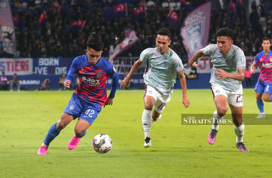 Reigning champions Johor Darul Ta’zim (JDT) extended their winning streak in the Super League to 12 matches with a 2-0 victory over Sri Pahang at Sultan Ibrahim Stadium today. - NSTP/NUR AISYAH MAZALAN