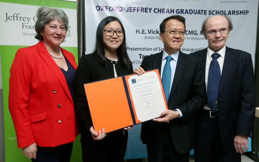 Ipoh-born Ho Wei Wen Vivien, 20, became the first recipient of the Oxford-Jeffrey Cheah Graduate Scholarship at Sunway University, here, today. (Pix by ROHANIS SHUKRI)