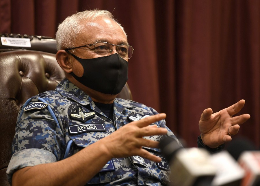 Armed Forces chief General Tan Sri Affendi Buang said a comprehensive study is being carried out to assist soldiers who retire early to continue with their lives after terminating their service. - Bernama pic