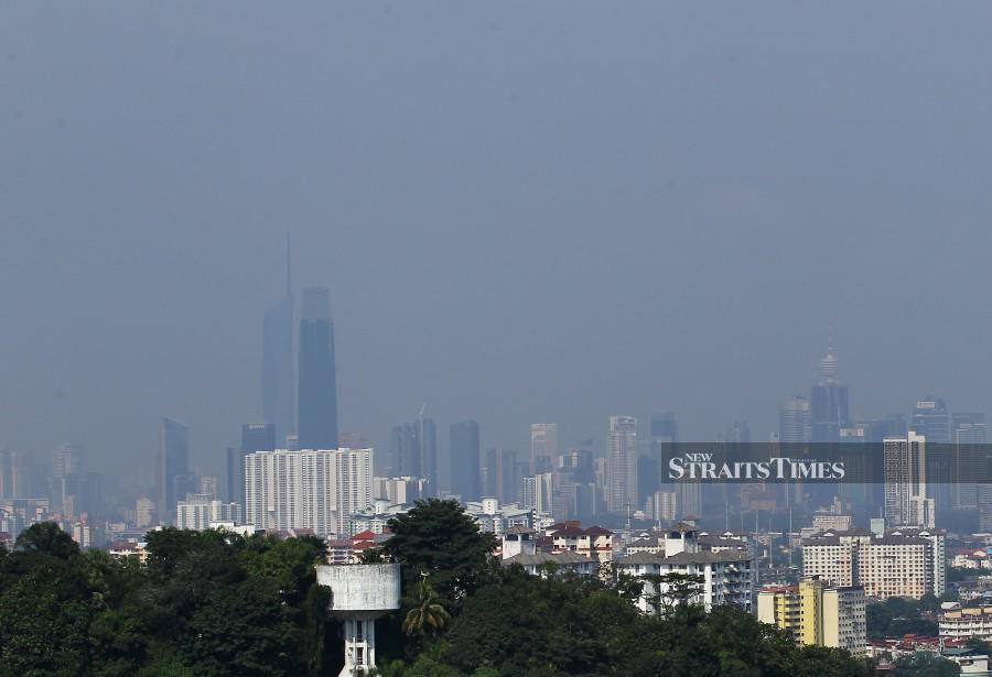 The government appears to be undecided on the legal mechanism to tackle transboundary haze, which envelopes the country each year. NSTP/AZIAH AZMEE