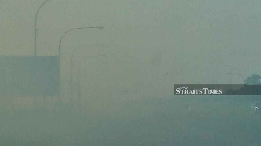 The haze was said to have engulfed several housing areas nearby with some residents claiming to have fallen ill. Pic by NSTP/KANDAU SIDI 