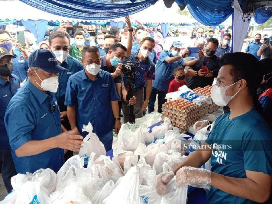 Tan Sri Muhyiddin Yassin at the ‘Jualan Prihatin Rakyat’ programme. - NSTP/Essa Abu Yamin