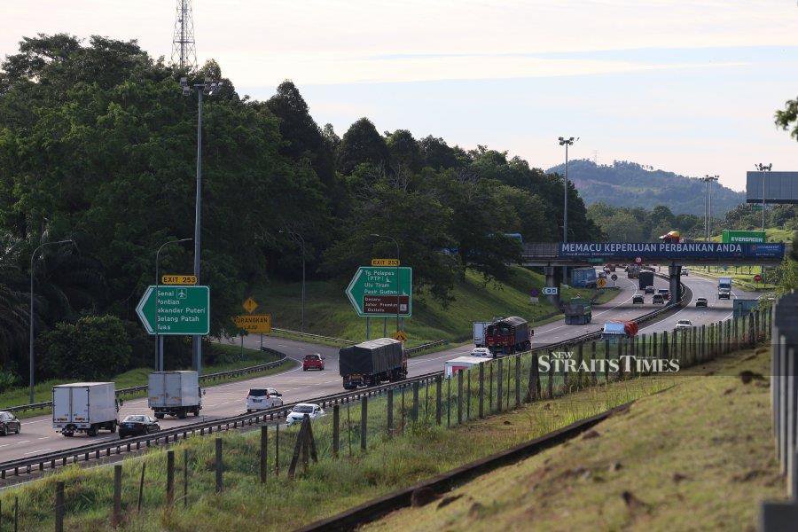 This file pic dated October 11, shows the traffic flow on the North-South Expressway in Johor. -NSTP/NUR AISYAH MAZALAN