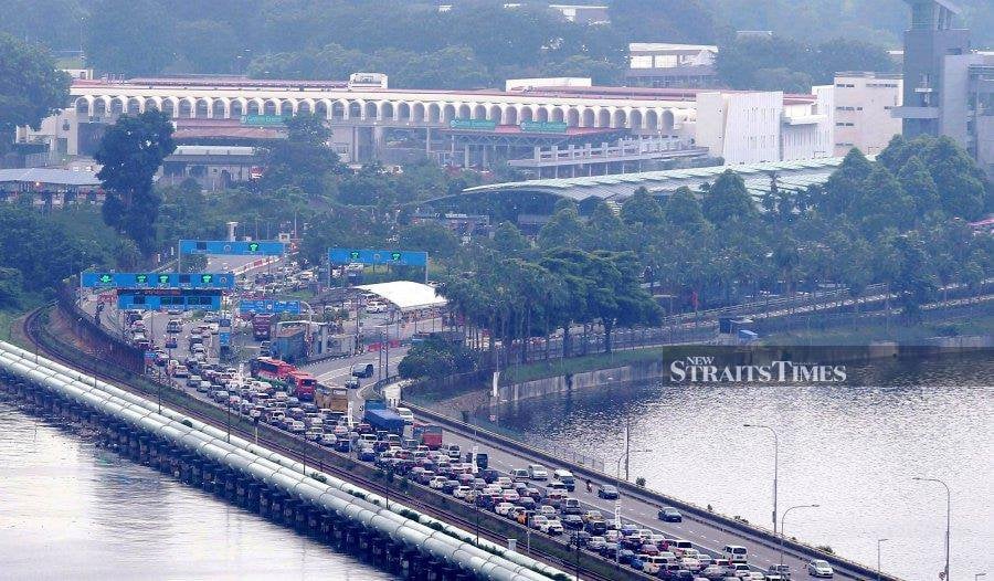 Congestion from CIQ Johor Baru to CIQ Woodlands on the Causaway during festive season. -- NSTP Filepic