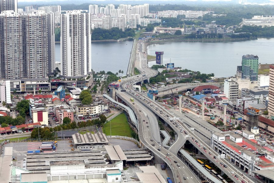   Malaysians and Singaporeans should anticipate heavy traffic and possibly long queues at Immigration counters at both Johor-Singapore crossings for the upcoming holidays. — NSTP/NUR AISYAH MAZALAN