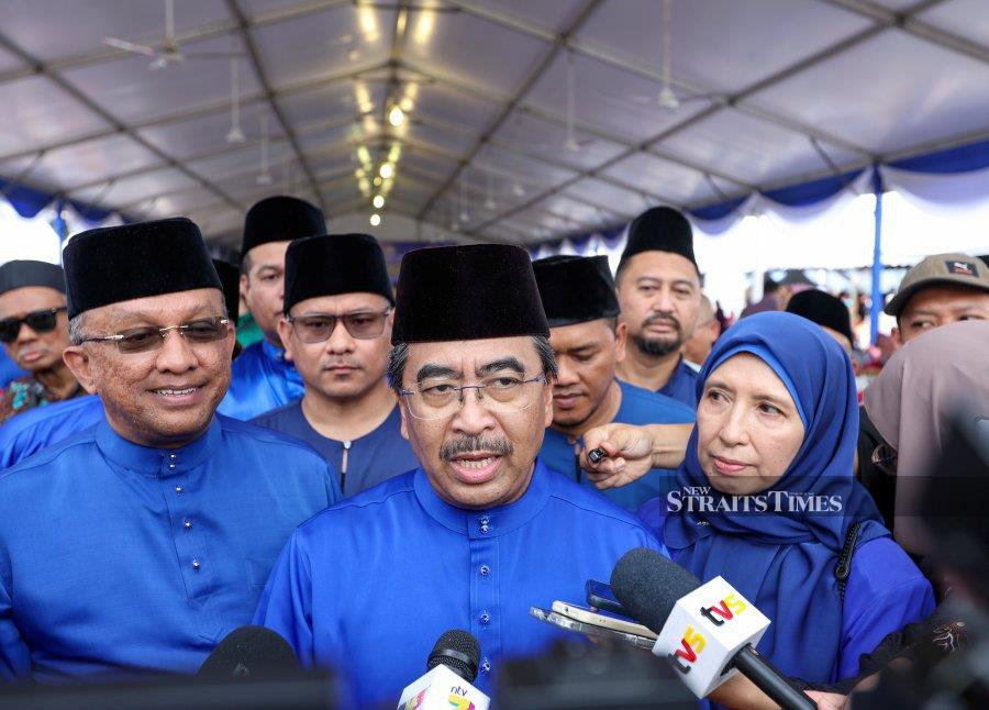 Umno vice-president Datuk Seri Johari Abdul Ghani said there was no need for him to comment on the purported house arrest order for Datuk Seri Najib Razak. - NSTP/Aswadi Alias 