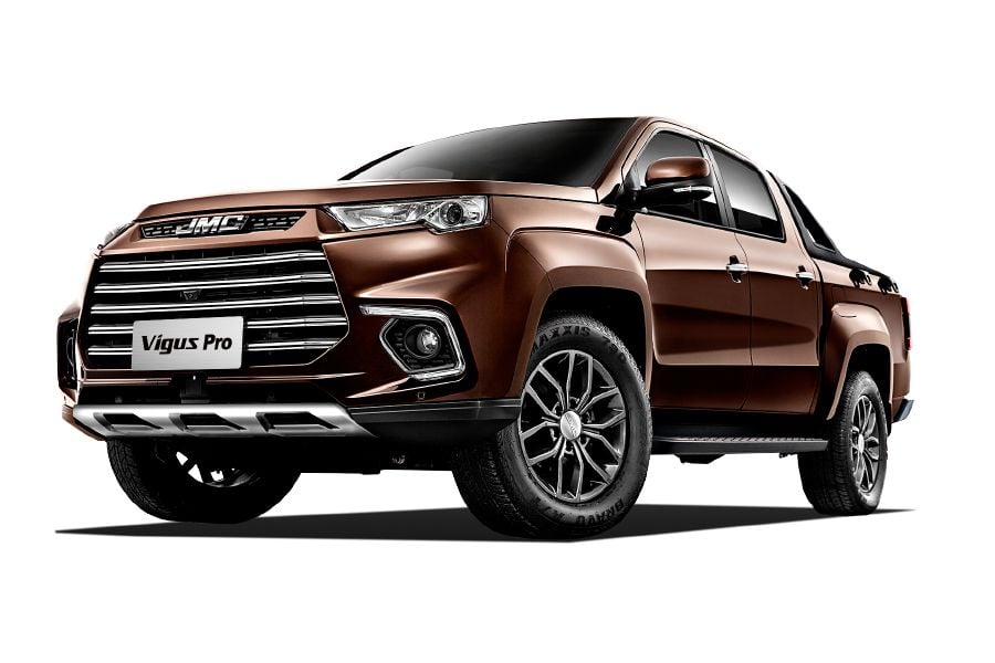 The JMC Vigus Pro 4x4 has a powertrain combination of a 2.0L TDI 4-cylinder with VGT turbo diesel engine mated to an 8-Speed ZF automatic with manual shift mode that delivers 141PS at 3600rpm and 340Nm from 1500rpm to 2600rpm.