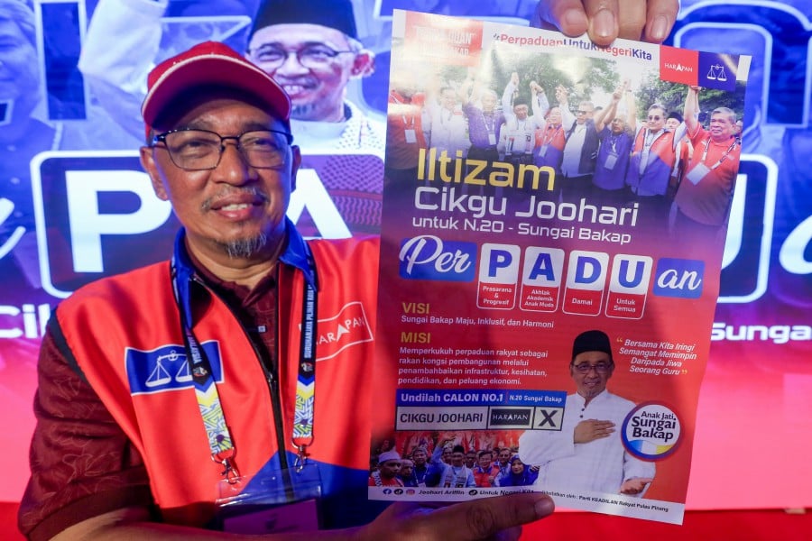 NIBONG TEBAL: With four days to go before polling, Pakatan Harapan’s Dr Joohari Ariffin continues to reach out to as many voters as possible, especially those in the grey areas. — NSTP/DANIAL SAAD